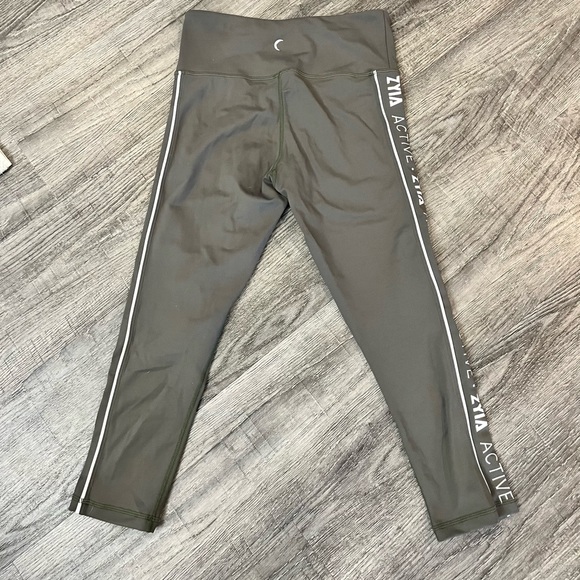 Zyia crop light n tight legging - size 4. Olive green in color. - Picture 4 of 6